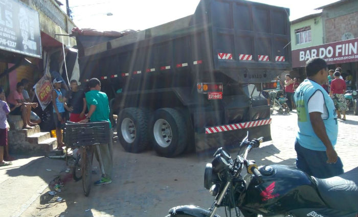 Motorista fica preso s ferragens aps caminho se chocar contra estabelecimento comercial. Foto: Reproduo/ WhatsApp