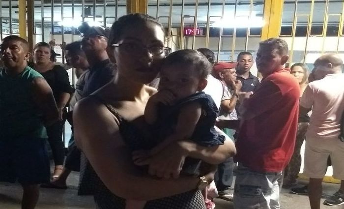 Priscila Franklin, 26 anos, saiu de meio dia para levar o beb ao pediatra no centro da cidade.  Foto: Roslia Vasconcelos/DP