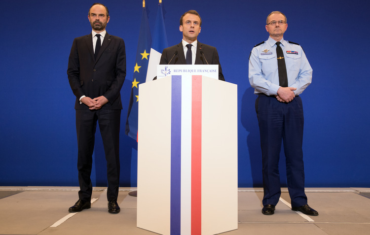 Presidente francs, Emmanuel Macron, prestou homenagem ao soldado assassinado em ataque na ltima sexta-feira (23). Foto: Philippe Wojazer / AFP