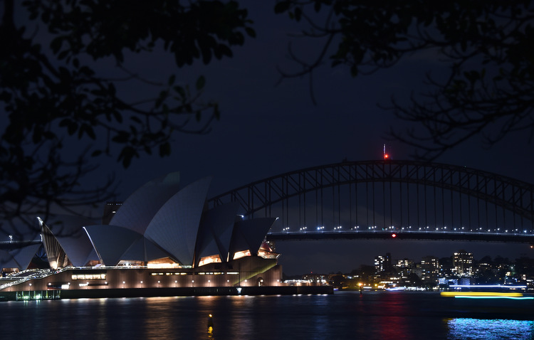 pera de Sydney foi o primeiro lugar a apagar as luzes, hoje, no mundo. Foto: Peter Parks / AFP