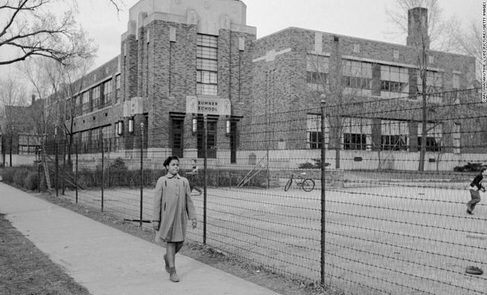  (Desgregating Schools)