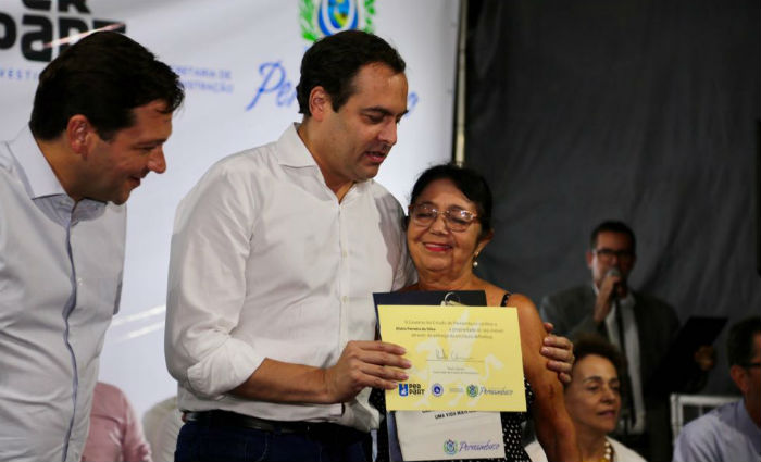 Paulo Cmara entrega 600 escrituras de propriedade na comunidade Roda de Fogo. Foto: Divulgao
