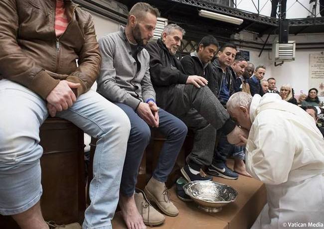 O papa celebrou durante a tarde a missa da ltima Ceia e o rito da lavagem de ps com doze detentos da priso de Regina Coeli - Foto: HO / Vatican Media / AFP