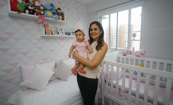 Como seguidora de perfis mdicos nas redes, Polyanna encontro informaes para a amamentao da filha Maria Fernanda.  Foto: Gabriel Melo/Esp DP (Foto: Gabriel Melo/Esp DP)