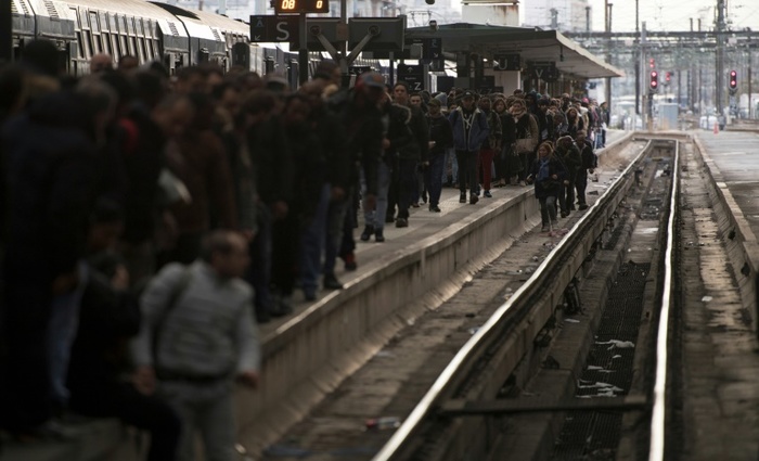 Passageiros nas vias e na plataforma da Estao de Lyon de Paris no incio de trs meses de greves previstas no setor ferrovirio francs. AFP / Christophe Simon
