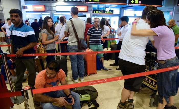 Passageiros aguardam no aeroporto de Barajas aps cancelamento de voo em 16 de julho de 2016. Foto: AFP/Arquivos / Pierre-Philippe Marcou