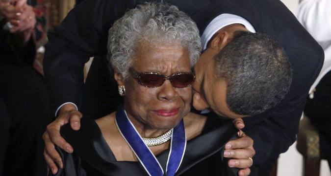 Maya Angelou se emociona ao receber a alta condecorao de Barack Obama, primeiro presidente negro dos EUA (foto: LARRY DOWNING)