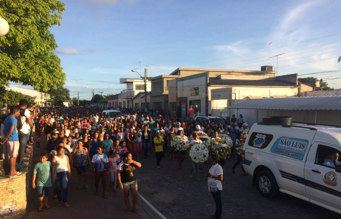 Cortejo durante enterro de Edvaldo reuniu centenas de pessoas pelas ruas de Itamb. Foto: Wagner Oliveira/DP