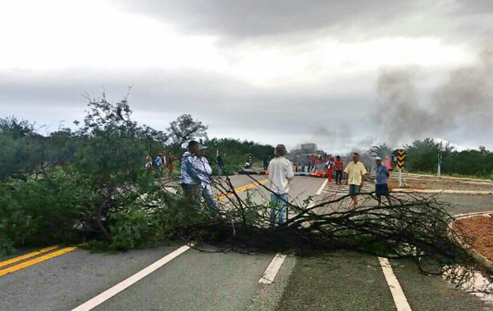 Os manifestantes comearam a bloquear as estradas logo no incio da manh. Foto: PRF
