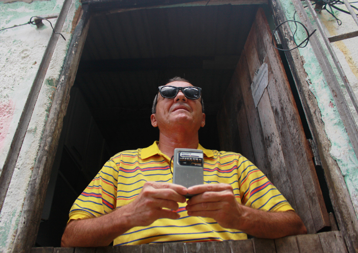 Diariamente, Antnio escuta e pede msicas nas duas rdios AM e FM. Foto: Thalyta Tavares/Esp.DP