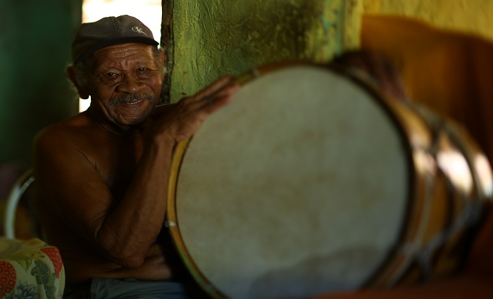 Arlindo Calixto de Oliveira, 74 anos, tocava tambor acompanhado por amigos e amigas. Foto: Peu Ricardo/DP