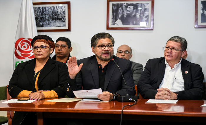 Membros da Farc durante coletiva de imprensa realizada nesta tera-feira (10) Foto: Luis ACOSTA / AFP