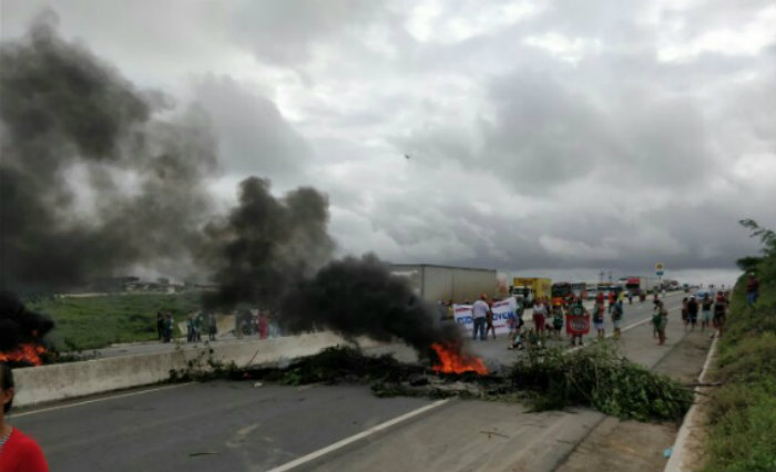 BR-101 em Caruaru, manifestantes atearam pneus. Foto: PRF/Divulgao