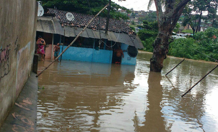 No ltimo sbado, alguns moradores tiveram suas casas atingidas pelo rio. Foto: Divulgao
