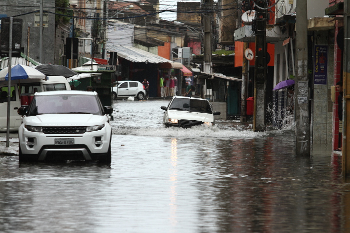Em cinco dias, o Recife recebeu 322 mm de chuvas, o volume previsto para quase todo o ms de abril.Foto: Peu Ricardo/DP