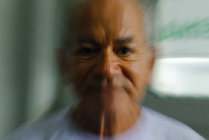 O aposentado Jos Bezerra, 69, substituiu o remdio por outro aps prescrio mdica. Foto: Marlon Diego/Esp.DP