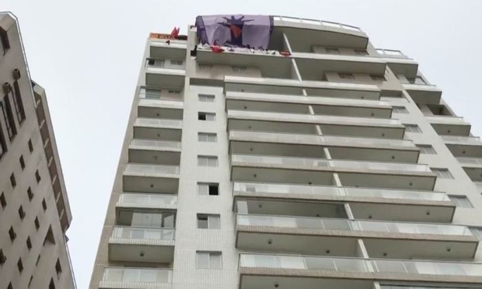 Manifestantes colocaram a bandeira do movimento e faixas na fachada do prdio com mensagens "Povo Sem Medo" e "Se  do Lula,  nosso". Foto: Reproduo/Twitter