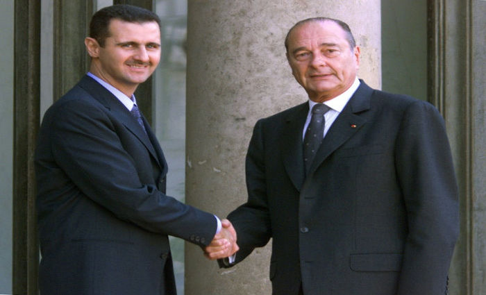 (Arquivo) Foto de 25 de junho de 2001 mostra o presidente da Sria, Bashar Al Assad (E), e o ento presidente da Frana Jacques Chirac durante encontro em Paris, na Frana. Foto: AFP/Arquivos / Jack GUEZ