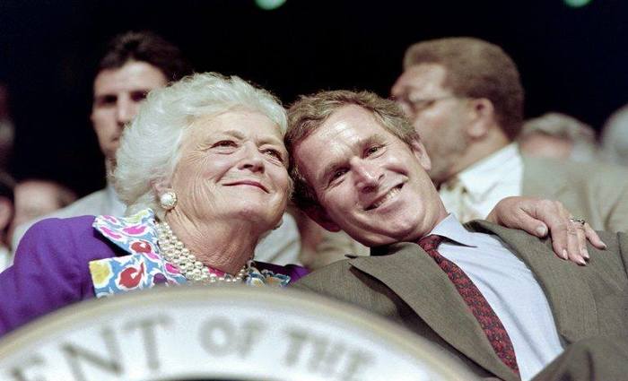 Na foto, Barbara e seu filho George W. Bush, tambm ex-presidente dos EUA, em 1992. Foto: AFP/File / CHRIS WILKINS