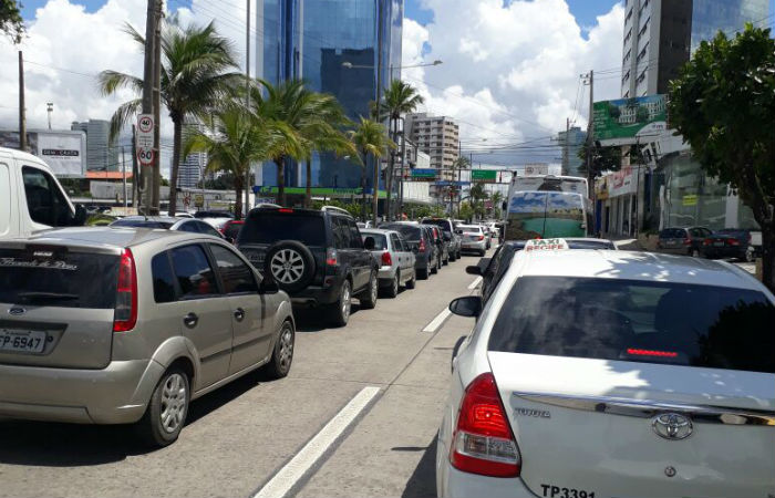 Coliso  causa do congestionamento que atravessa Ponte do Pina e chega  Avenida Antnio de Ges
Foto: Paula Losada / DP