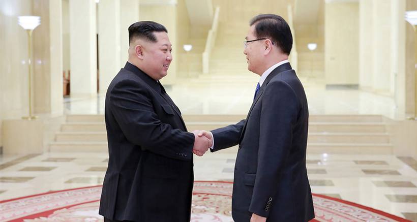 Lder da Coreia do Norte, Kim Jong-un, e o chefe de Estado da Coreia do Sul, Chung Eui-yong, durante encontro em Pyongyang. Foto: AFP Photo