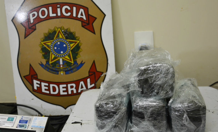 A droga estava embalada e escondida dentro da bagagem. Foto: PFPE/Divulgao