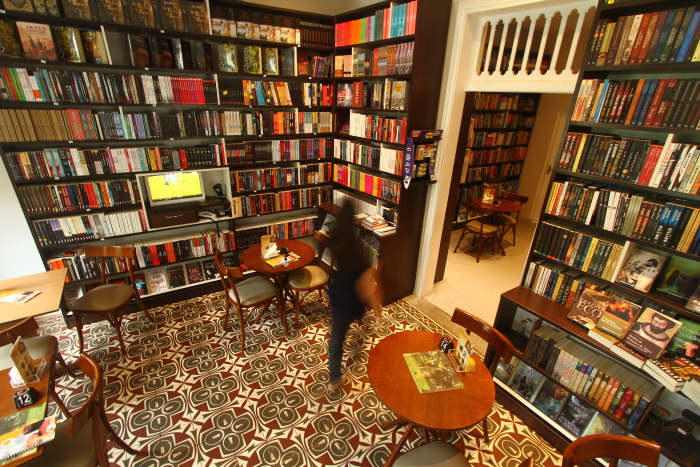 A Livraria da Praa, em Casa Forte, tem piso original do casaro conservado. Foto: Peu Ricardo/DP.