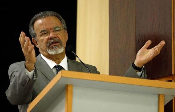 O ministro da Segurana Pblica, Raul Jungmann, anuncia que na prxima semana sero publicadas MPs com recursos para segurana. Foto:Tomaz Silva/Agncia Brasil.
