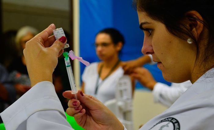 Profissionais de Sade so vacinados contra a gripe H1N1 no Hospital das Clnicas. Foto: Rovena Rosa/Arquivo Agncia Brasil
