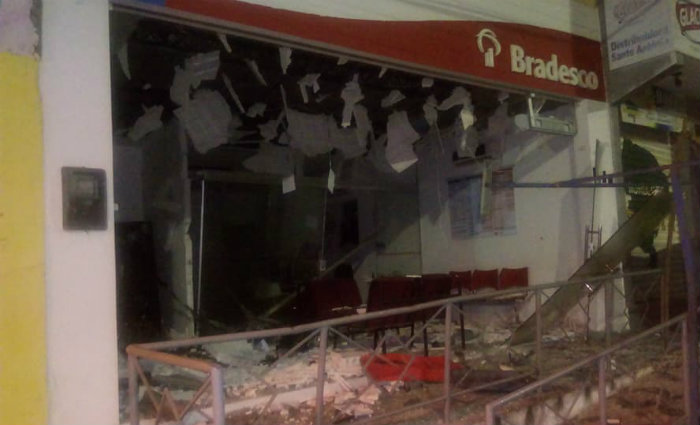 Posto bancrio ficou destrudo pelo dinamite. Foto: Reproduo/Facebook