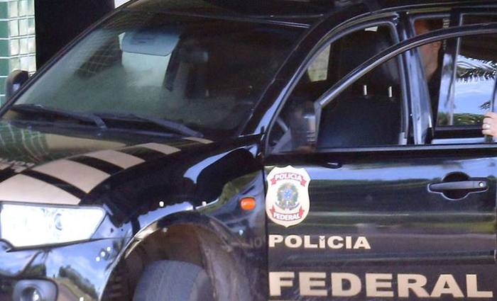 Carro da Polcia Civil levando investigado: prticas ilegais so comuns nas empresas brasileiras. Foto: Dida Sampaio/Estado Contedo