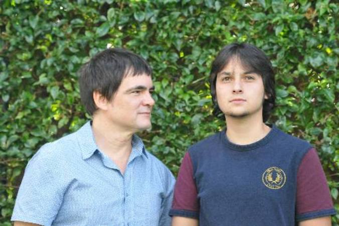 Samuel Rosa e o filho Juliano Alvarenga, que integra a banda Daparte. Foto: Alexandre Guzanshe/EM/D.A.Press