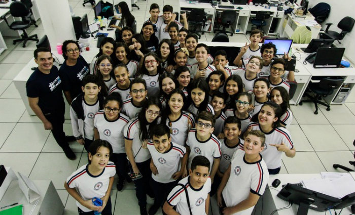 Alunos foram recebidos pela estagiria da editoria de Veculos, Dbora Eloy. Foto: Thalyta Tavares/Esp DP