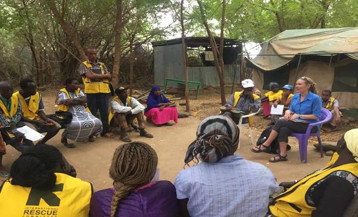 A epidemiologista Amy Summers conversa com agentes de sade do campo de refugiados Kakuma, no Qunia: 114 pacientes participaram do estudo. Foto: Wheeler Lab/Divulgao