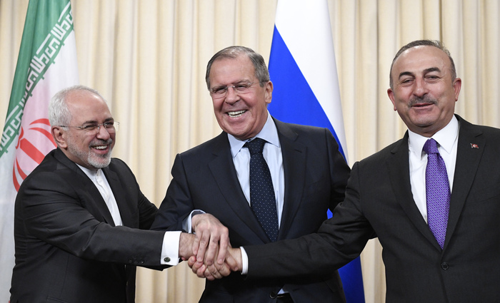 Ministro das Relaes Exteriores da Rssia, Sergei Lavrov (C), seu colega iraniano Mohammad Javad Zarif (E) e o ministro das Relaes Exteriores da Turquia, Mevlut Cavusoglu (ALEXANDER NEMENOV / AFP)