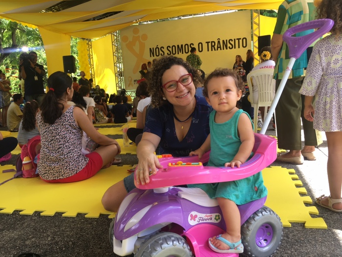 A nutricionista Rafaella Branco levou a filha, Bianca. Foto: Anamaria Nascimento/DP.