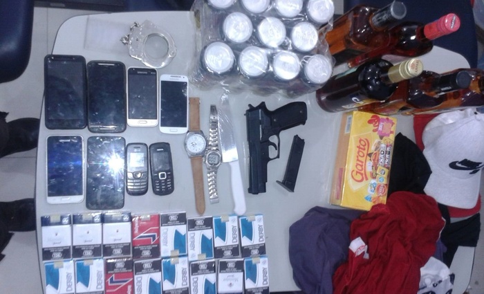 Diversos itens roubados e um simulacro de arma de fogo foram encontrados na residncia em que os suspeitos foram detidos. Foto: Divulgao/Polcia Militar 