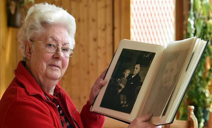 Diethild Heubelm, de 83 anos, mostra fotos de quando ela era criana ao lado de seu pai, desaparecido durante o Terceiro Reich. Foto: Christof Stache/AFP Photo 