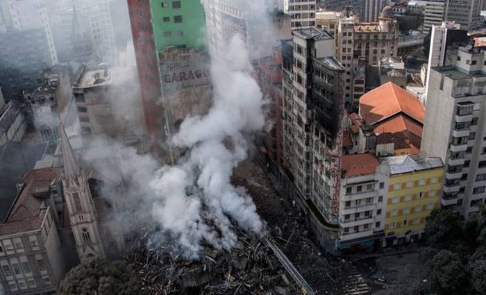 O imvel de 12 pavimentos foi atingido, sobretudo nos quatro andares mais altos, pelas chamas. Foto: Nelson Almeida/AFP Photo
