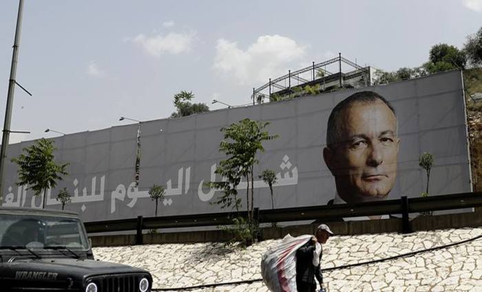 Um pster na rua mostra o rosto de Chamel Roukoz, um dos candidatos ao parlamento libans. Foto: Joseph Eid/AFP Photo