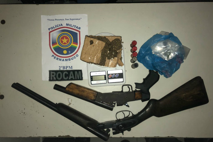 Foram encontradas duas espingardas calibre 12, munies, 750g de maconha prensada, 8g de crack e uma balana de preciso. Foto: Polcia Militar/Divulgao