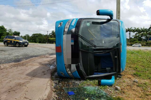 Ônibus que seguia para Natal tomba na BR-101 Norte | Local: Diario de Pernambuco Ônibus que seguia para Natal tomba na BR-101 Norte | Local: Diario de Pernambuco