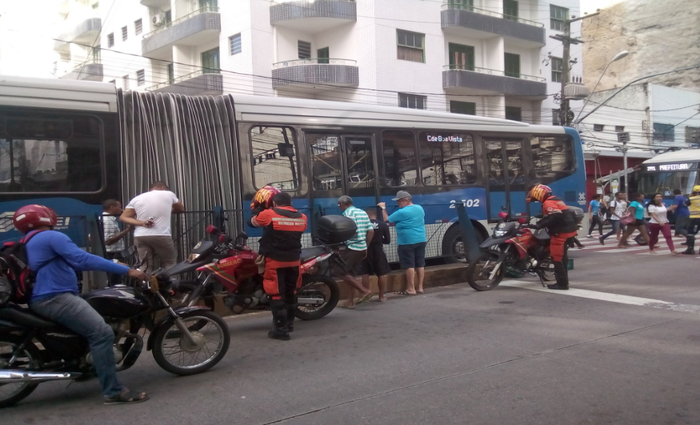 Alguns curiosos pararam para observar o que acontecia na via, enquanto o ciclista aguardava o atendimento dos Bombeiros. Foto: Cortesia