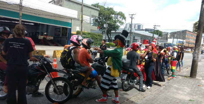 Motoristas receberam orientaes na Avenida Norte. Foto: Detran-PE/Divulgao