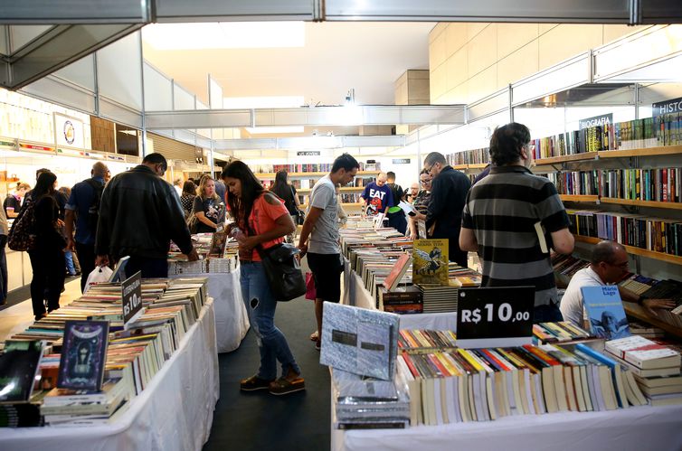 Meta da poltica  democratizar o acesso ao livro, alm de promover a leitura, escrita e literatura (Wilson Dias/Agncia Brasil)

