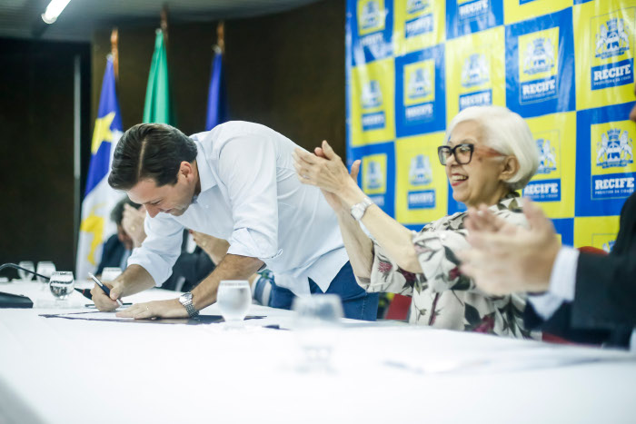 Determinaes foram assinadas na tarde desta quarta-feira pelo prefeito Geraldo Julio. Foto: Andrea Rego Barros/Divulgao.