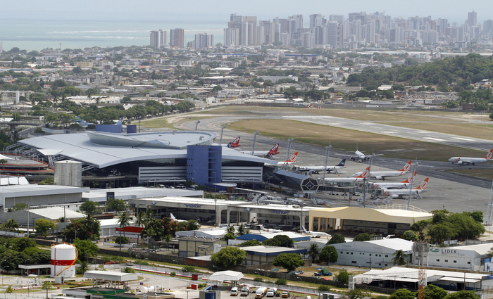 Carreras alega que o Aeroporto foi abandonado pela Infraero devido  previso de privatizao do terminal. Foto: Paulo Paiva/DP/D.A Press 
