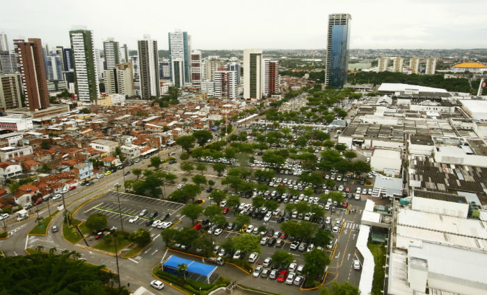  (Inaugurado em 1980, o shopping foi responsvel pela instalao de diversos estabelecimentos no seu entorno. Foto: Shilton Arajo/DP)