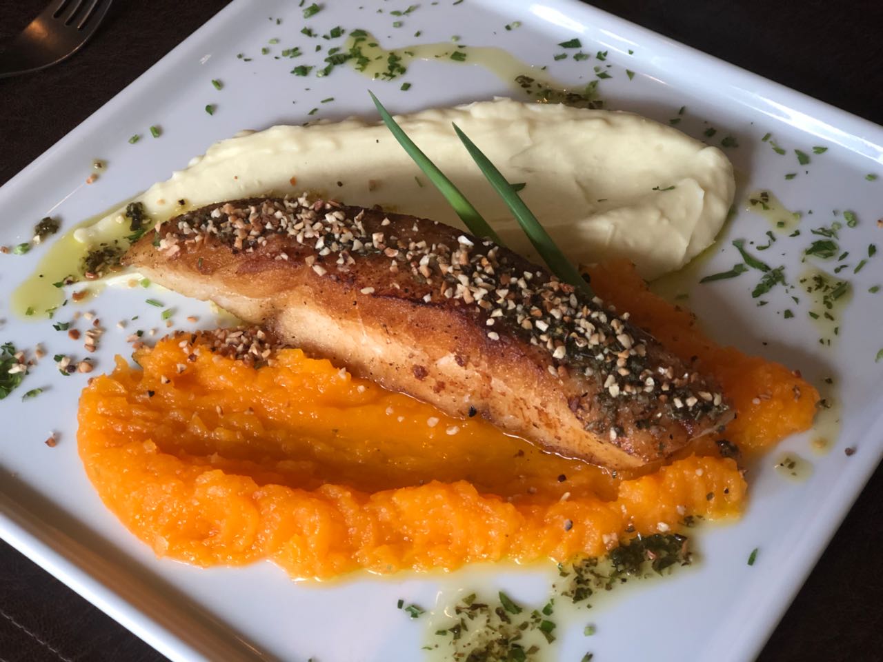 No Ptio Caf & Cozinha, o menu  orgnico e leve traz o Fil de pescado no azeite de ervas sobre duo de purs de jerimum e batata doce. Foto: Divulgao