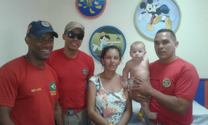 Av do beb e a equipe dos Bombeiros, aps o salvamento. Foto: CBPE/Divulgao